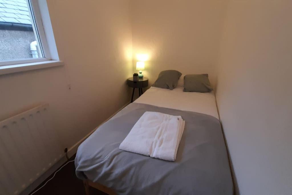 Spacious 4 Bedroom, Free Netflix, Central Location カーディフ エクステリア 写真