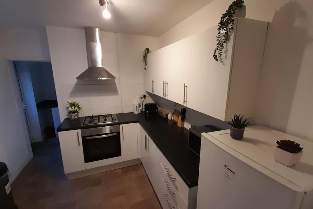 Spacious 4 Bedroom, Free Netflix, Central Location カーディフ エクステリア 写真