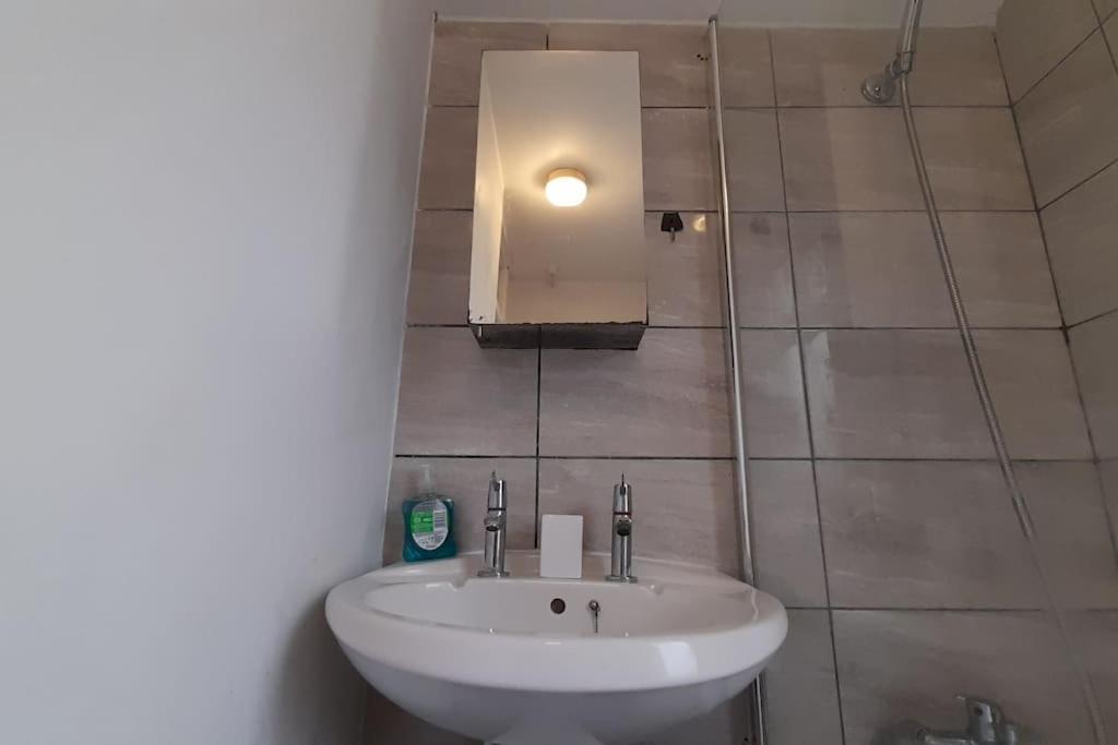 Spacious 4 Bedroom, Free Netflix, Central Location カーディフ エクステリア 写真
