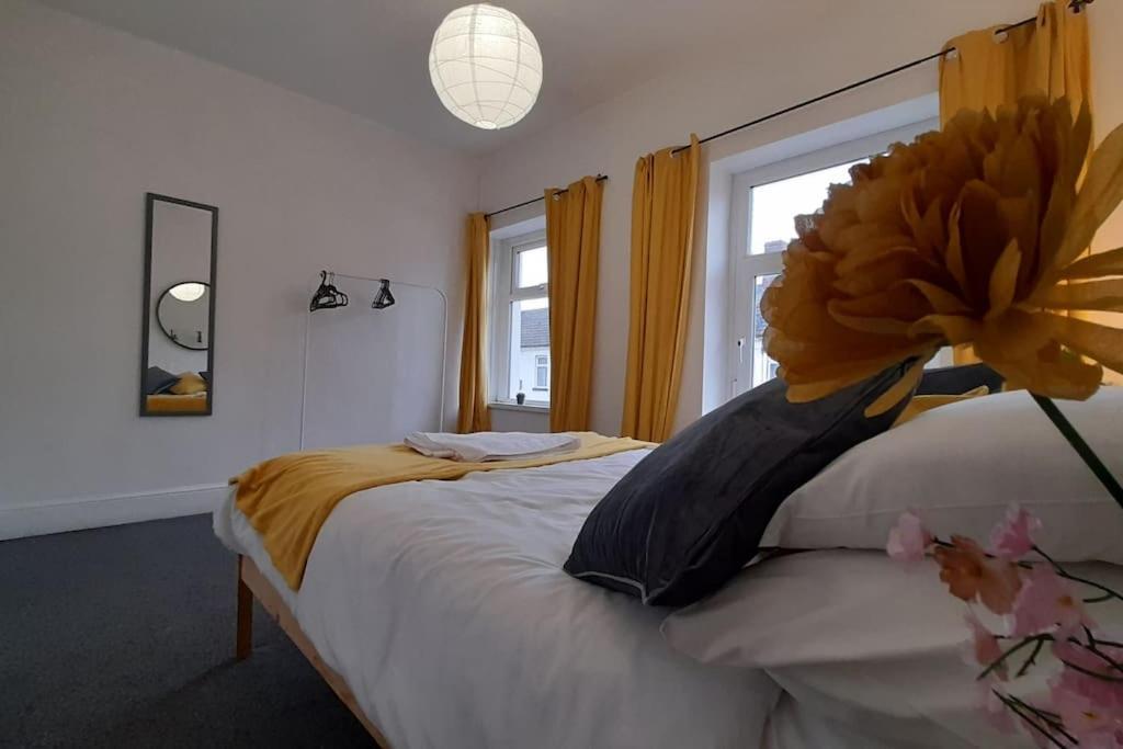 Spacious 4 Bedroom, Free Netflix, Central Location カーディフ エクステリア 写真