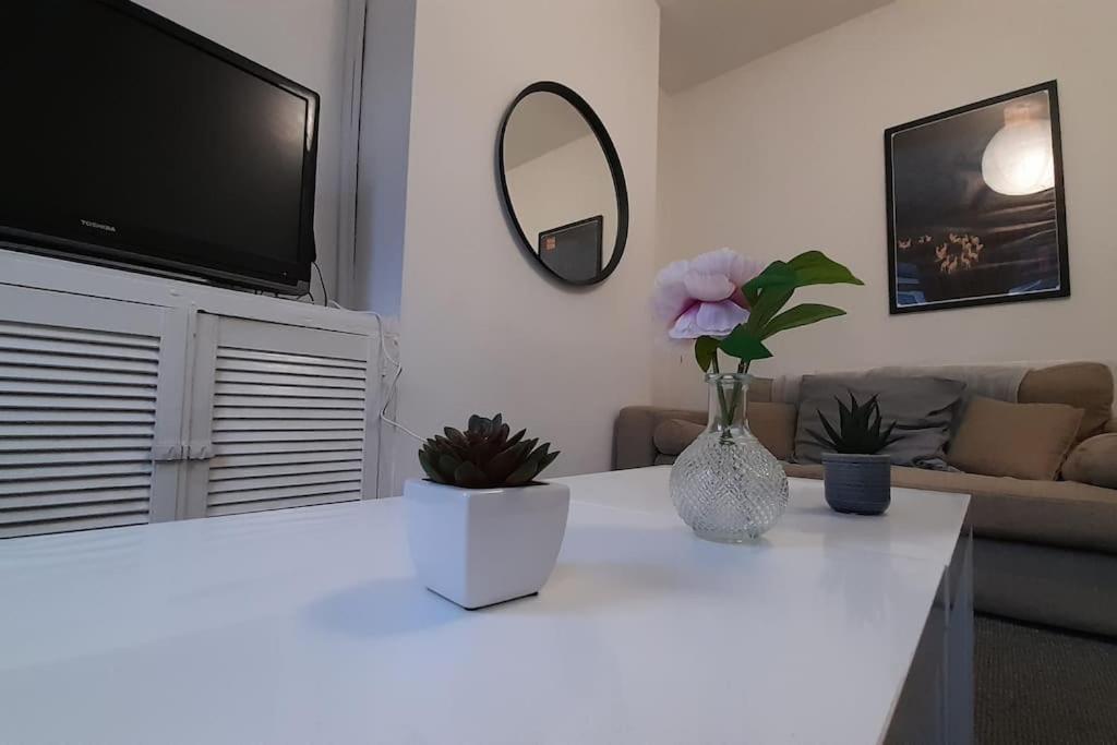Spacious 4 Bedroom, Free Netflix, Central Location カーディフ エクステリア 写真