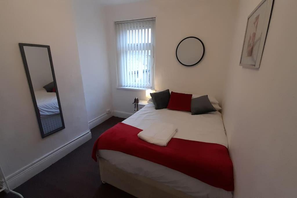Spacious 4 Bedroom, Free Netflix, Central Location カーディフ エクステリア 写真