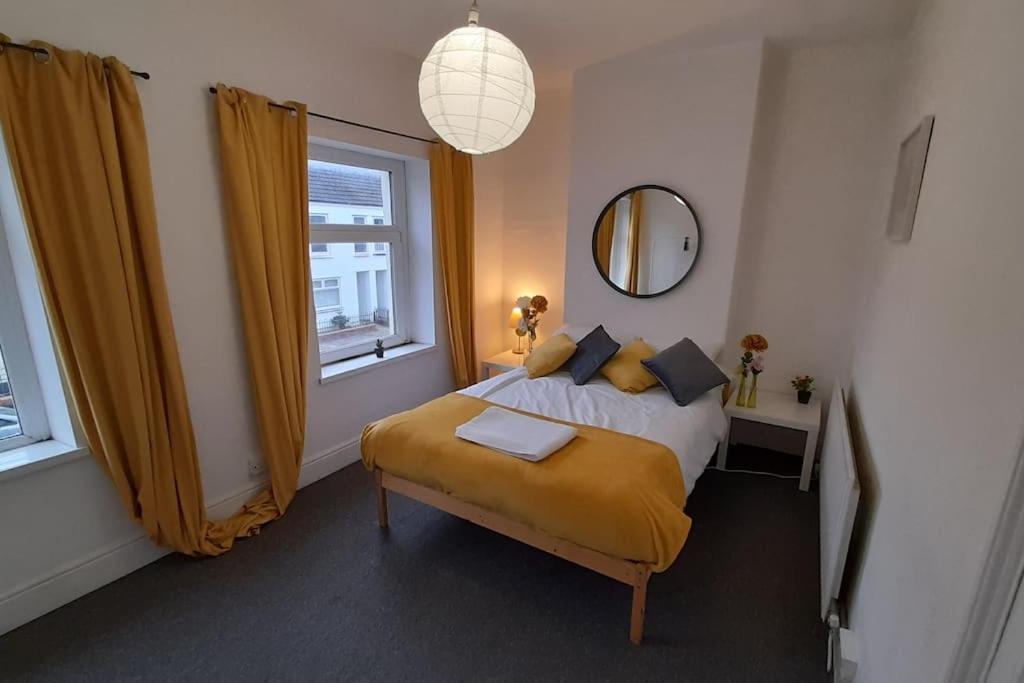 Spacious 4 Bedroom, Free Netflix, Central Location カーディフ エクステリア 写真