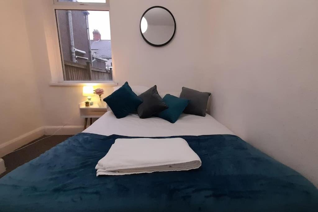 Spacious 4 Bedroom, Free Netflix, Central Location カーディフ エクステリア 写真