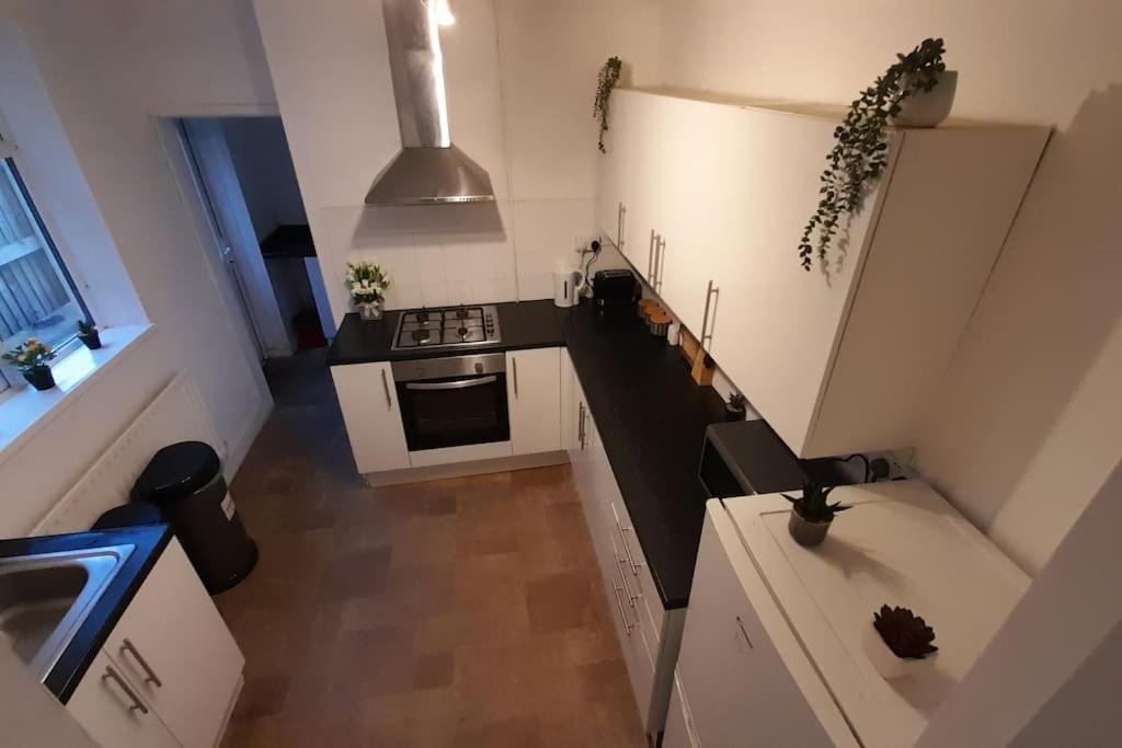 Spacious 4 Bedroom, Free Netflix, Central Location カーディフ エクステリア 写真
