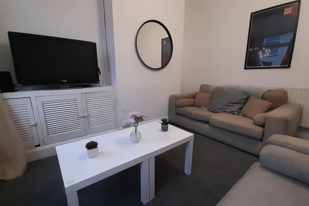 Spacious 4 Bedroom, Free Netflix, Central Location カーディフ エクステリア 写真