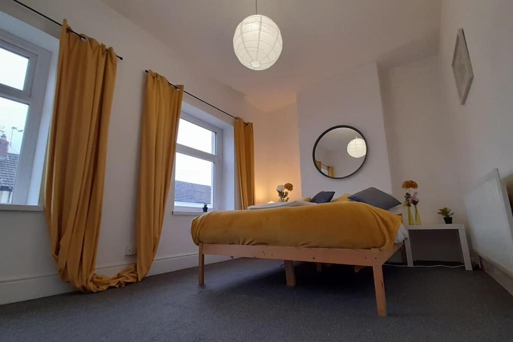Spacious 4 Bedroom, Free Netflix, Central Location カーディフ エクステリア 写真