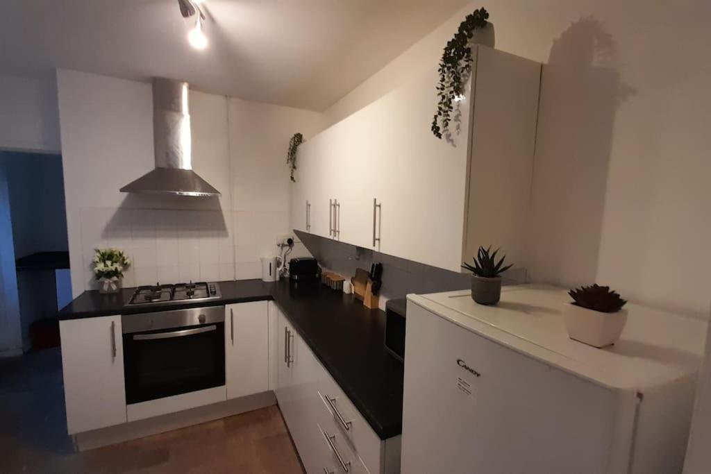 Spacious 4 Bedroom, Free Netflix, Central Location カーディフ エクステリア 写真