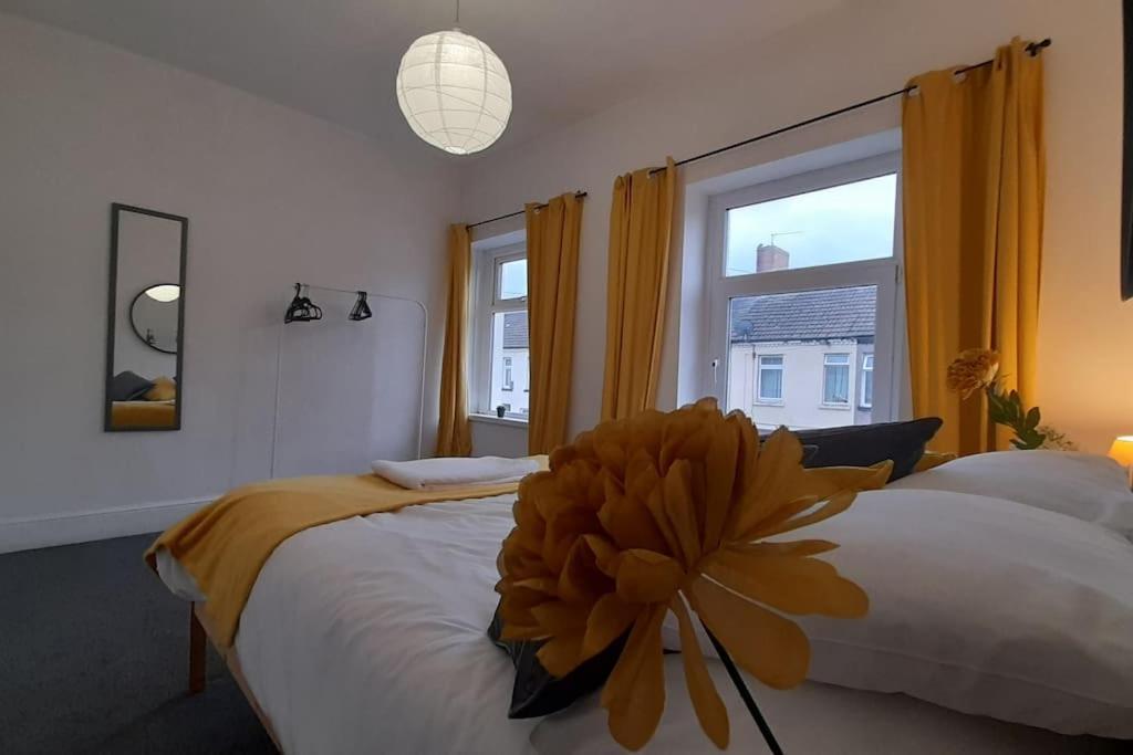 Spacious 4 Bedroom, Free Netflix, Central Location カーディフ エクステリア 写真