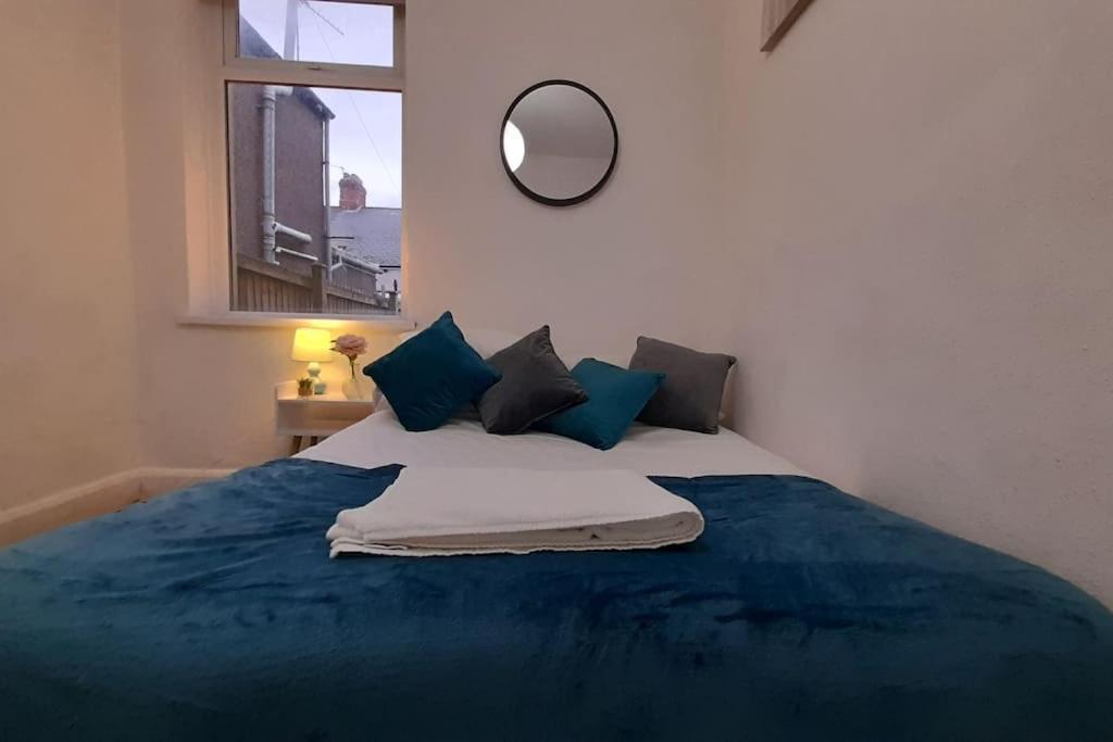 Spacious 4 Bedroom, Free Netflix, Central Location カーディフ エクステリア 写真