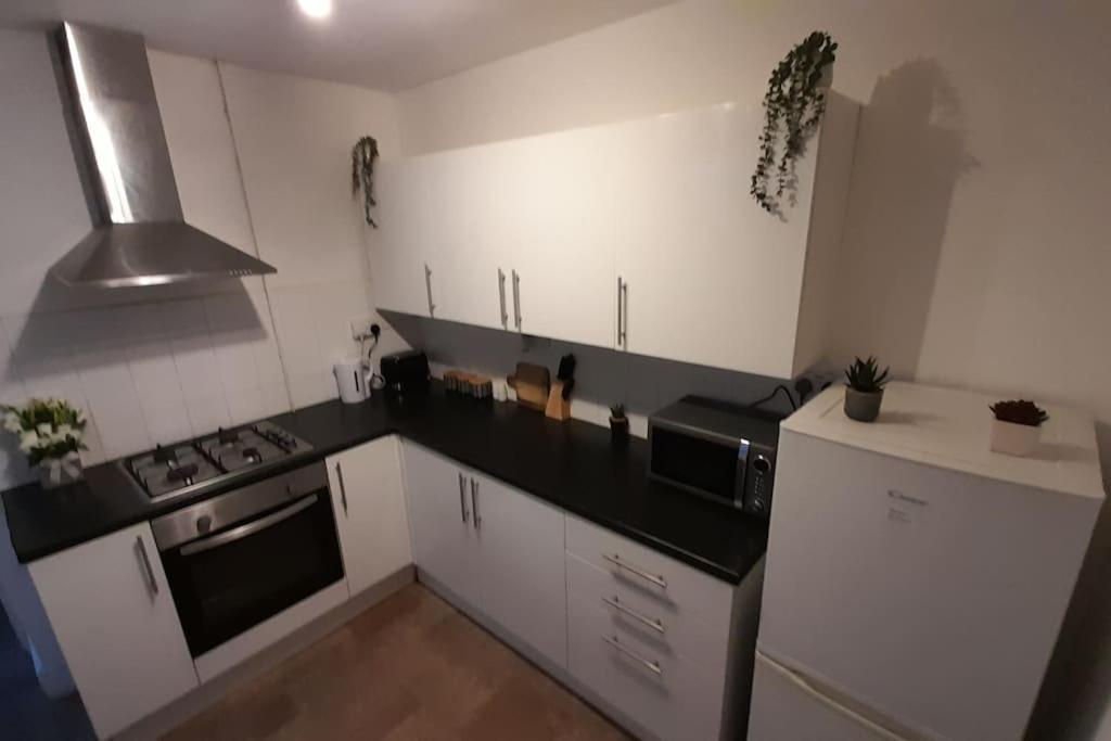 Spacious 4 Bedroom, Free Netflix, Central Location カーディフ エクステリア 写真