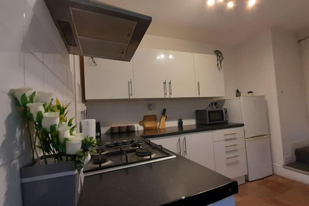Spacious 4 Bedroom, Free Netflix, Central Location カーディフ エクステリア 写真