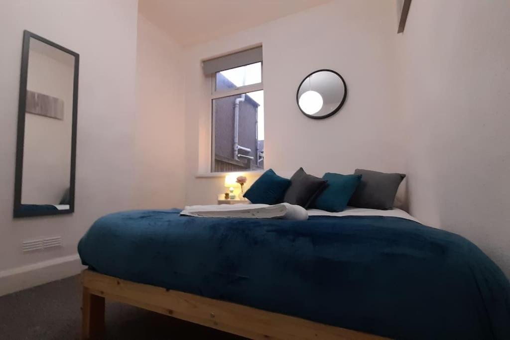 Spacious 4 Bedroom, Free Netflix, Central Location カーディフ エクステリア 写真
