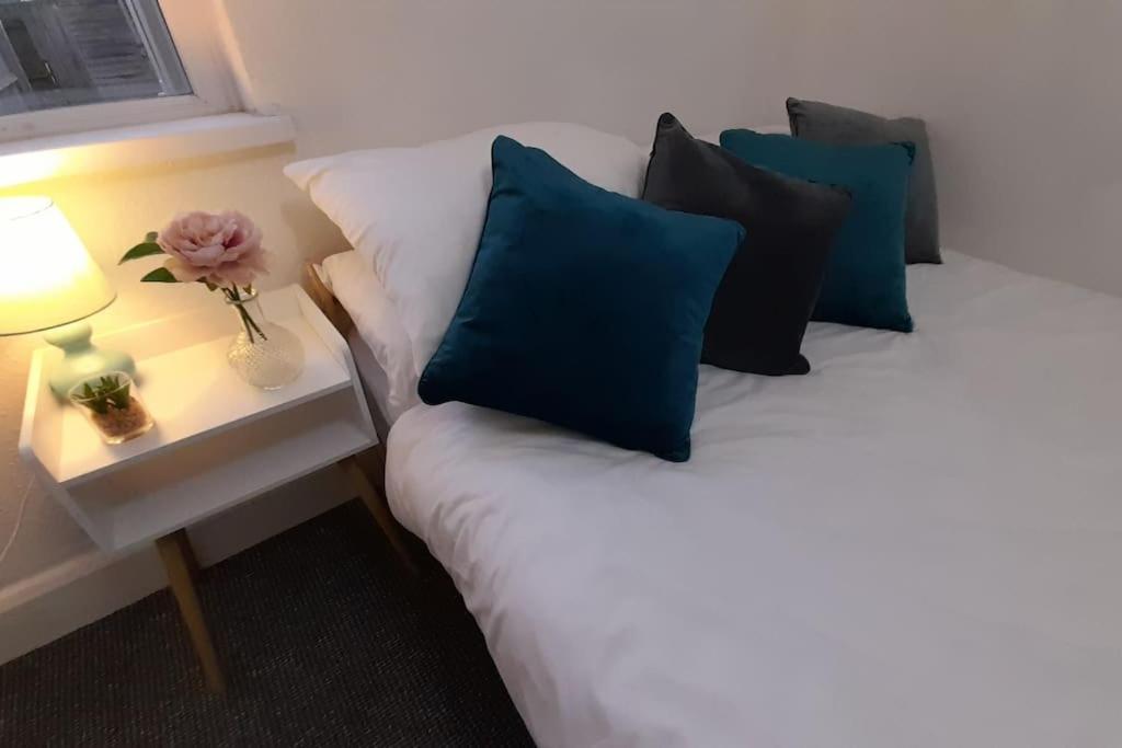 Spacious 4 Bedroom, Free Netflix, Central Location カーディフ エクステリア 写真