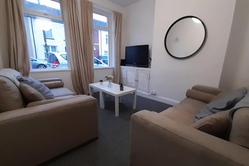 Spacious 4 Bedroom, Free Netflix, Central Location カーディフ エクステリア 写真