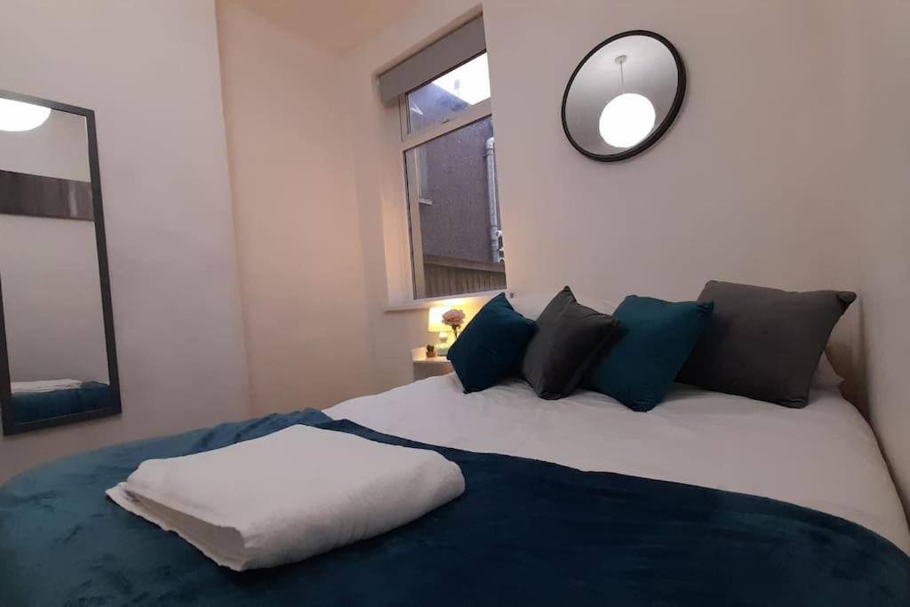 Spacious 4 Bedroom, Free Netflix, Central Location カーディフ エクステリア 写真