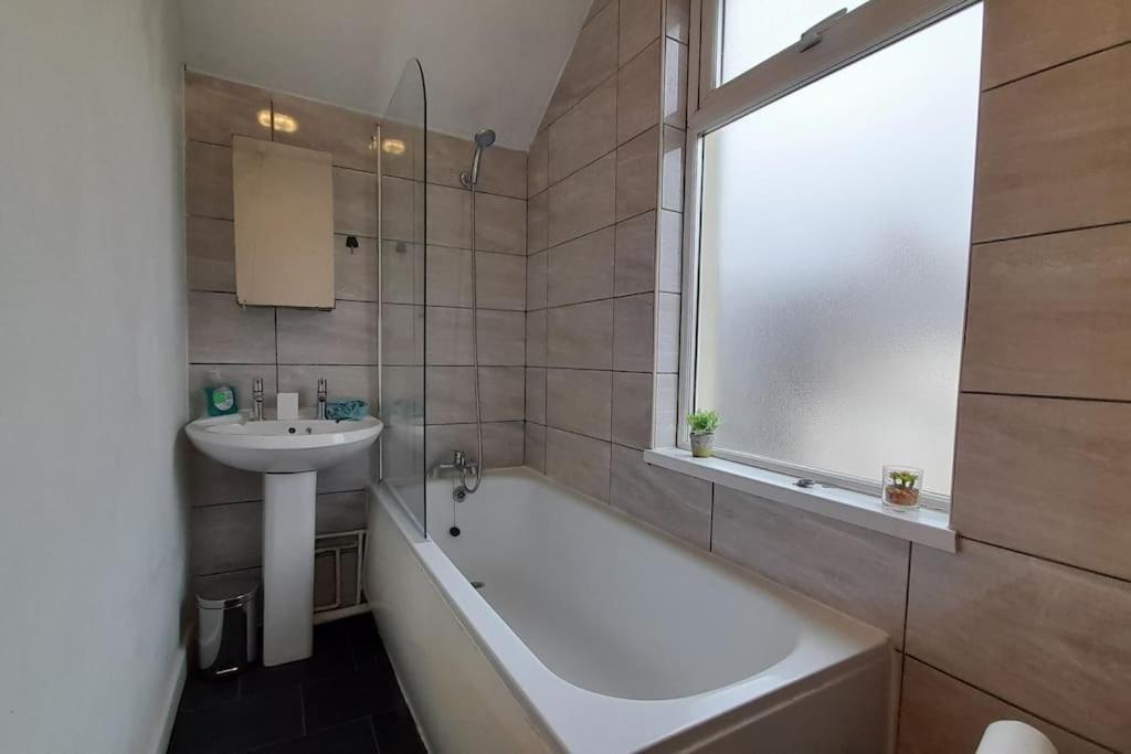 Spacious 4 Bedroom, Free Netflix, Central Location カーディフ エクステリア 写真