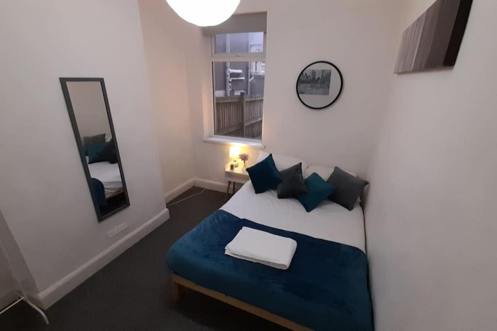 Spacious 4 Bedroom, Free Netflix, Central Location カーディフ エクステリア 写真