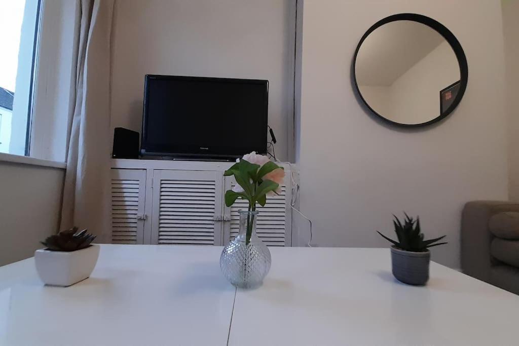 Spacious 4 Bedroom, Free Netflix, Central Location カーディフ エクステリア 写真