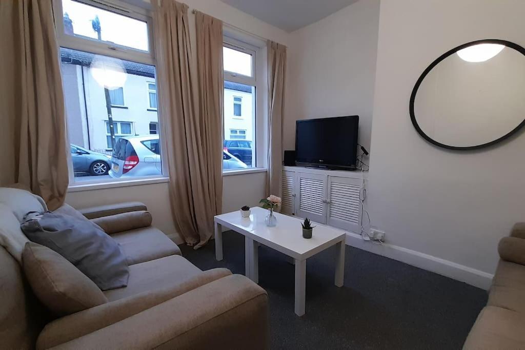 Spacious 4 Bedroom, Free Netflix, Central Location カーディフ エクステリア 写真