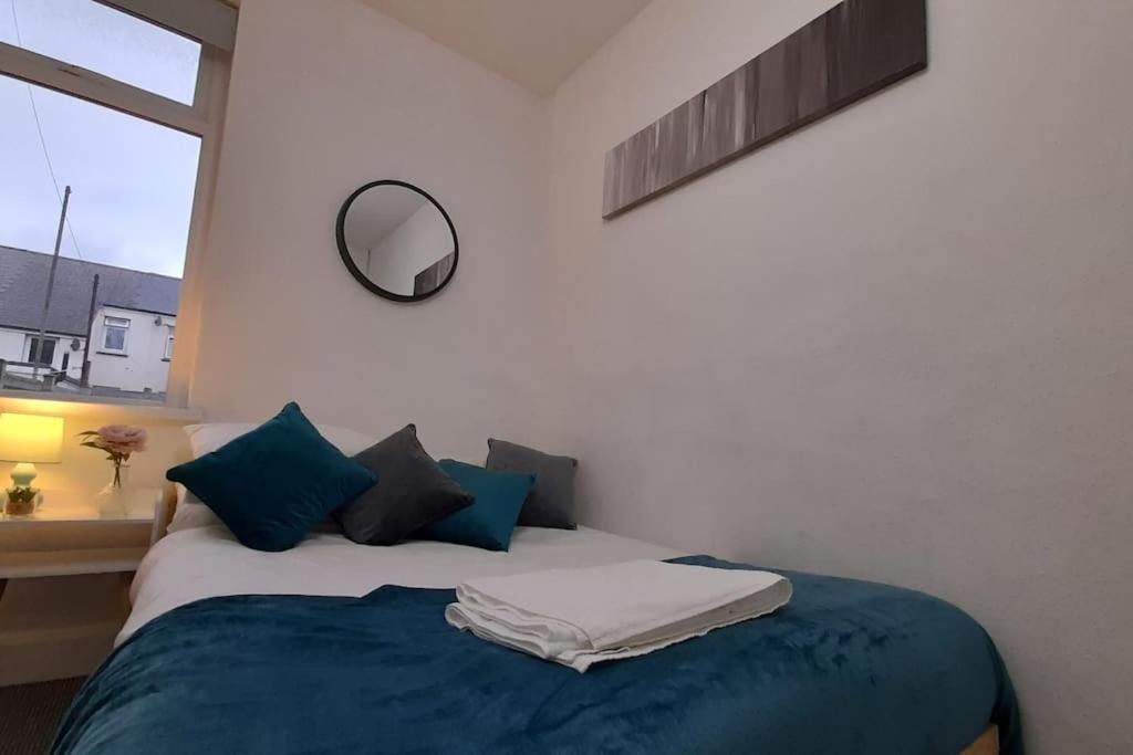 Spacious 4 Bedroom, Free Netflix, Central Location カーディフ エクステリア 写真