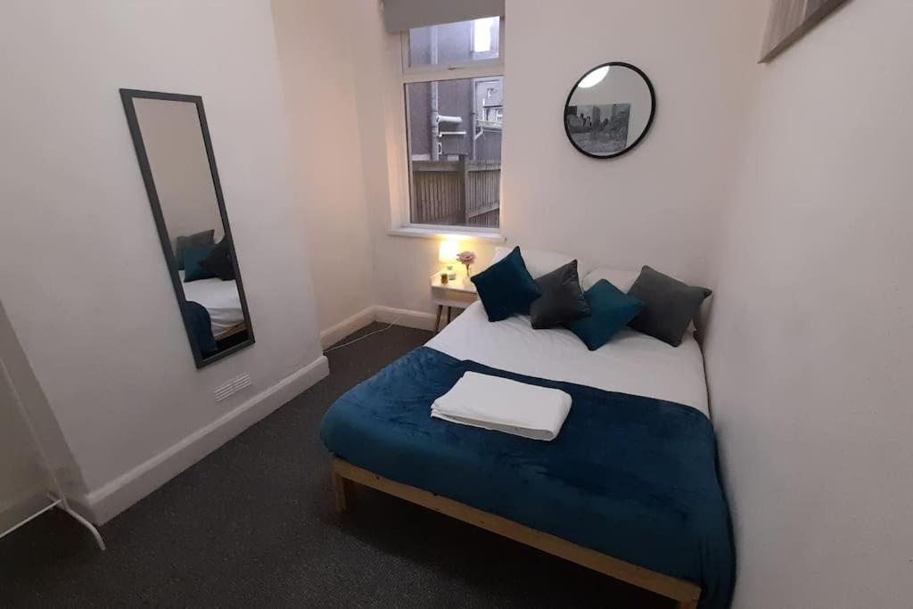 Spacious 4 Bedroom, Free Netflix, Central Location カーディフ エクステリア 写真