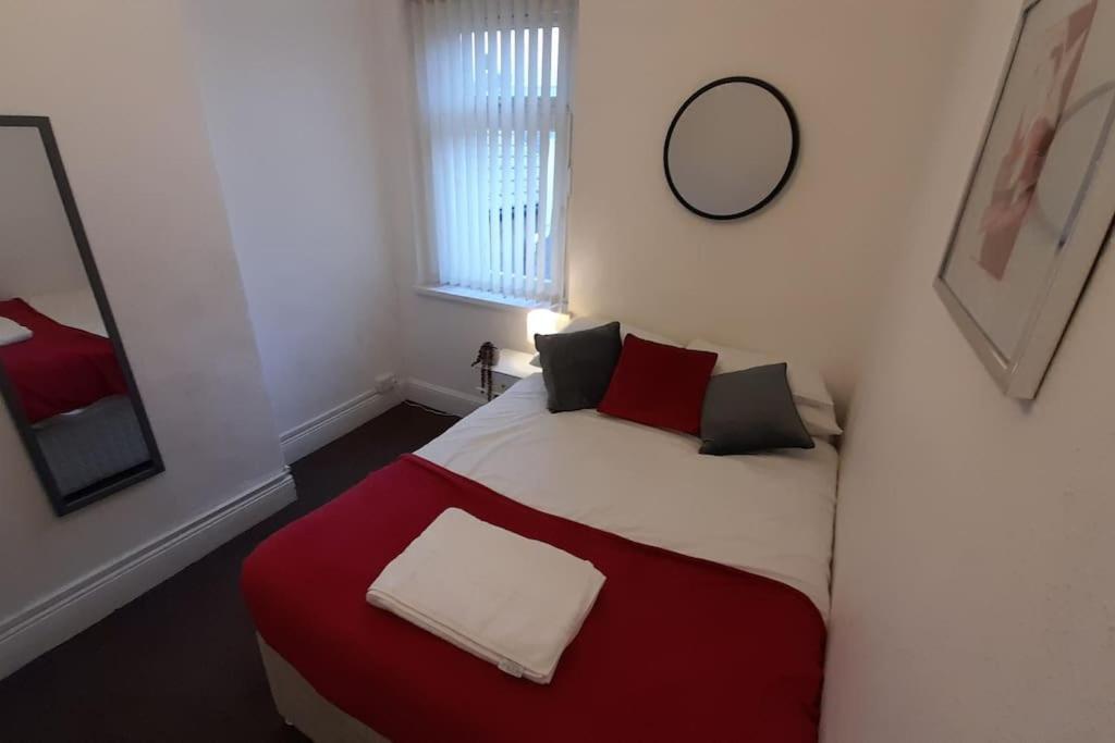 Spacious 4 Bedroom, Free Netflix, Central Location カーディフ エクステリア 写真