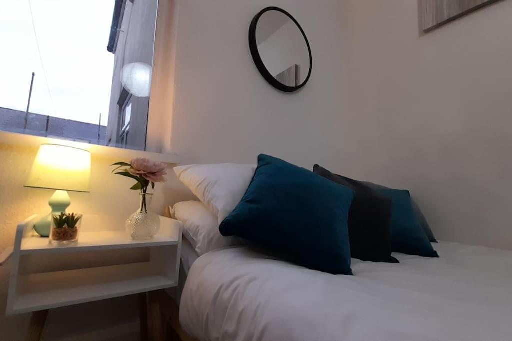 Spacious 4 Bedroom, Free Netflix, Central Location カーディフ エクステリア 写真